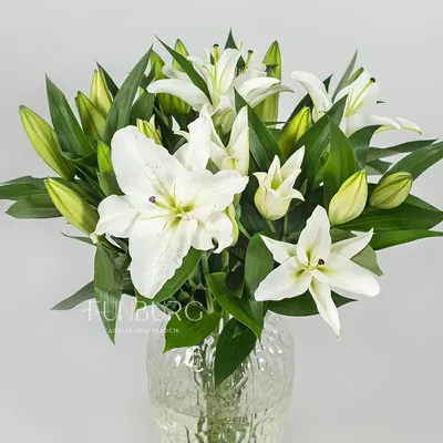Букет из лилий в вазе - заказать доставку цветов в Москве от Leto Flowers