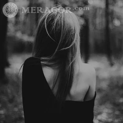 MERAGOR | Черно белое фото девушки со спины