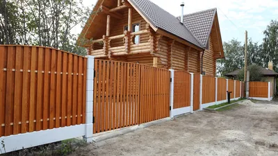 Комбинированный деревянный забор - заказать монтаж в компании «Хаус Сервис»