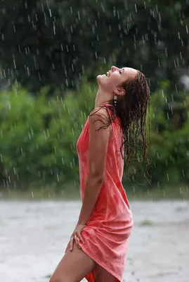 Красивые девушки под дождем: Фото в формате JPG для скачивания