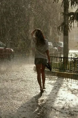 Изображения красивых девушек в дождь: Скачать в WEBP формате