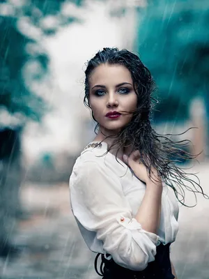 Девушки под дождем: Фото в формате JPG для скачивания
