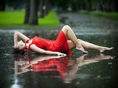 Картинки красивых девушек под дождем: Бесплатное фото