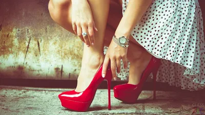 женщина на высоких каблуках идет по улице, красивые ноги и высокие каблуки  уверенная в себе женщина, Hd фотография фото, обувь фон картинки и Фото для  бесплатной загрузки