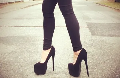 Туфли на высоких каблуках. женщина красивых ног. красивые женские ножки с  красными высокими каблуками | Премиум Фото