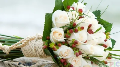 Купить Корзина 35 крупных белых роз с зеленью R487 в Москве, цена 6 150 руб.
