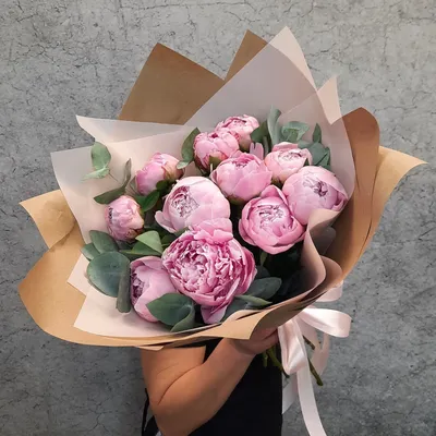 Букет из белых и розовых пионов в шляпной коробке - заказать доставку цветов  в Москве от Leto Flowers