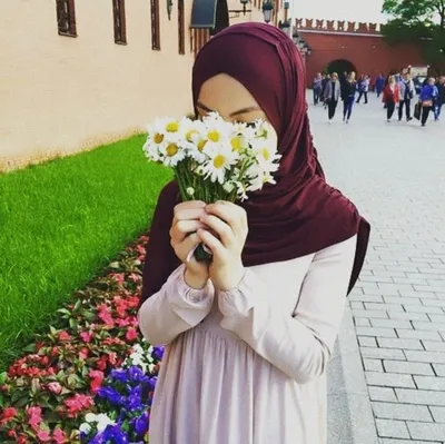 Вена, Австрия, красивые девушки в мусульманских одеждах и платье свадьбы  сфотографирована около дворца, Европы Редакционное Фотография - изображение  насчитывающей повелительница, мусульманство: 139721912