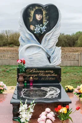 Красивый Памятник женский из мрамора с розами и фото керамикой,  изготовленное мраморное надгробие прекрасно украсит … | Памятники,  Памятник, Кладбищенское искусство