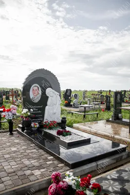 Красивый памятник на три могилы из гранита бордового цвета купить в  интернет-магазине