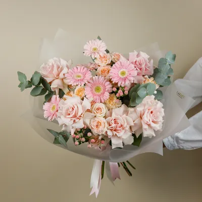 Красивые букеты цветов для женщин и девушек на 8 марта - купить с  бесплатной доставкой 24/7 по Москве