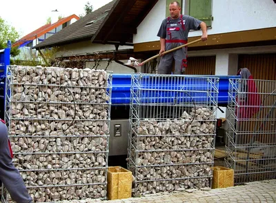 Установка заборов-габионов – Строительство ограждений из камня и сварной  сетки