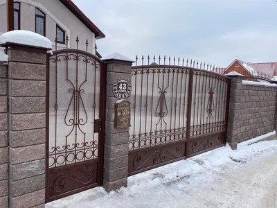 Забор из кирпича — это наиболее практичный вариант ограждения, поэтому он  широко распространен в частном домос… | Дизайн ограды, Забор для, Дома из  красного кирпича