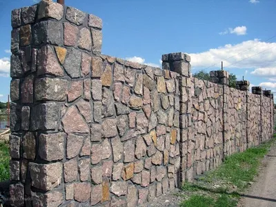 Забор из камней и сетки, габионы для дома