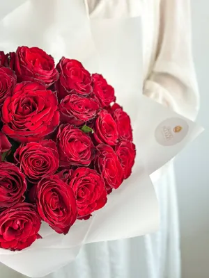 Красные розы в черной коробке доставка в Саратове | Роза64
