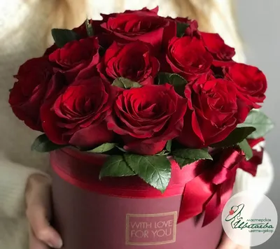 Розы красные в шляпной коробке в форме сердца - заказать доставку цветов в  Москве от Leto Flowers