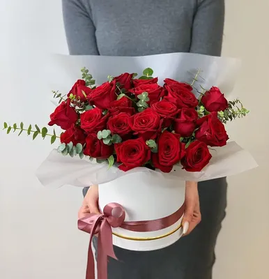 Красные розы в коробке (S) 31-35 роз - купить в интернет-магазине Rosa Grand