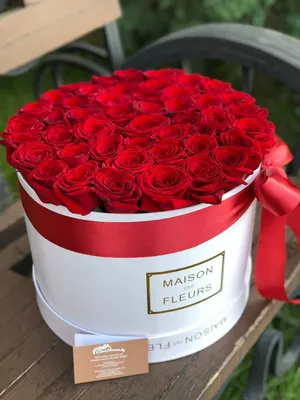 Красные розы в средней шляпной коробке купить с доставкой в Москве |  Заказать букет цветов недорого