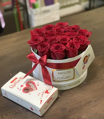 Букет 11 красных роз в черной шляпной коробке - Luxury Roses Спб