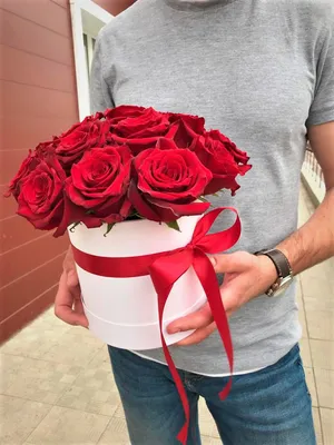 Almaflowers.kz | Красные розы в белой подарочной коробке \"Maison des  Fleurs\" + \"Rafaello\" - купить в Алматы по лучшей цене с доставкой