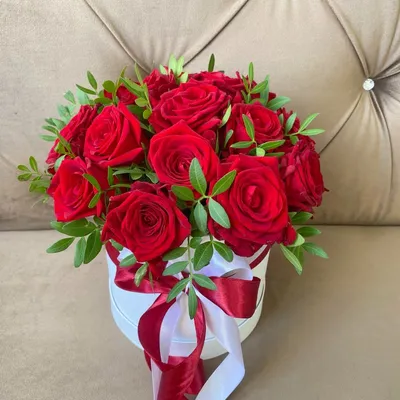 Коробка с красными розами — Купить букет с доставкой по Москве