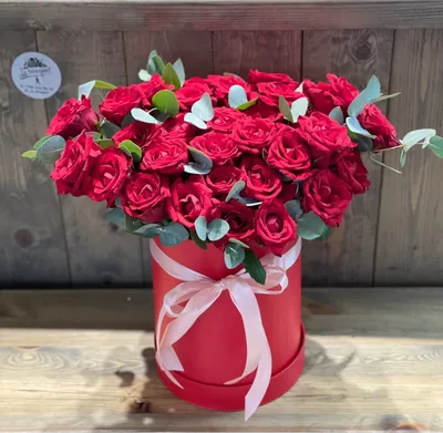 Красные розы в Большой шляпной коробке заказать доставку в Москве