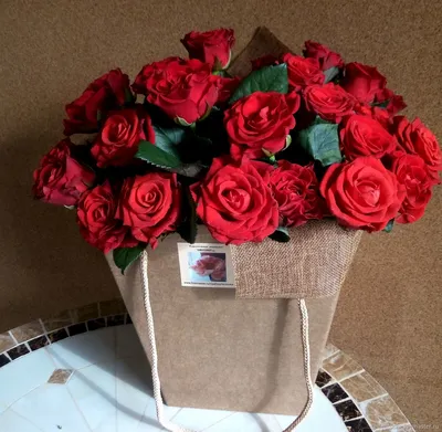Розы красные в шляпной коробке в форме сердца - заказать доставку цветов в  Москве от Leto Flowers
