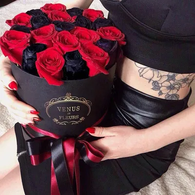 25 красных роз в белой шляпной коробке - купить в Москве по цене 2590 р -  Magic Flower