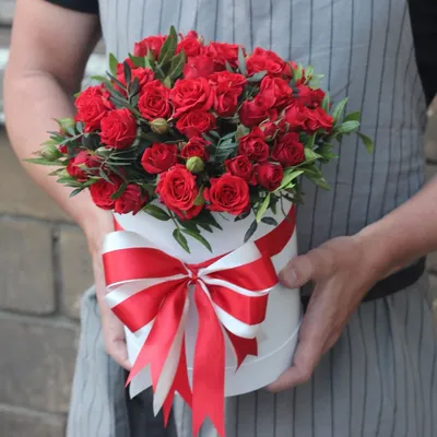 Люкс Букет - цветы Пятигорск. Красные розы в шляпной коробке купить с  доставкой в Пятигорске