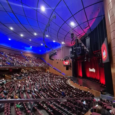 Крокус Сити Холл» является универсальной огромной площадкой для проведения  концертов, спектаклей, шоу, конференций, модных показов - Рыбинский театр  кукол