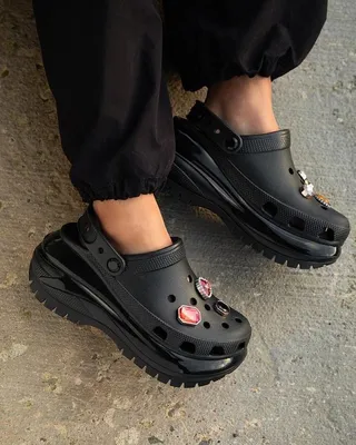 I saw someone wearing these shoes today, and my first thought was \"That's  what it would look like if the protomolecule got hold of a pair of Crocs \"  : r/TheExpanse