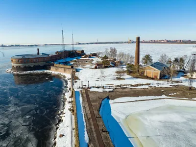 Файл:Кронштадт, заводские постройки у Шлюпочного канала сверху зимой  (2).jpg — Путеводитель Викигид Wikivoyage