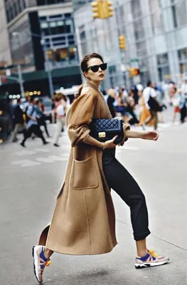 14 примеров как стильно и модно носить пальто с кроссовками