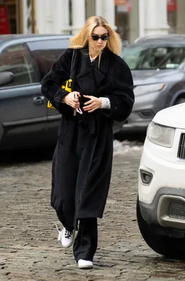 Пальто и белые кроссовки: стильный осенний образ Кьяры Ферраньи | World  Fashion Channel