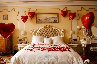 Кровать с лепестками розы стоковое изображение. изображение насчитывающей  декоративно - 74092235