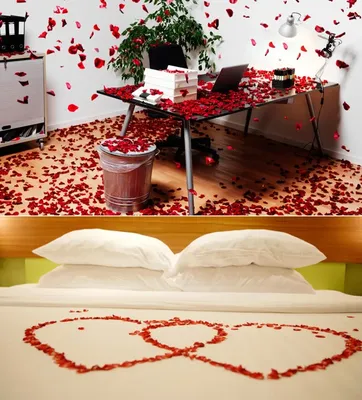 Большая кровать с лепестками роз в спальне, украшенная для валы 1jpg |  Премиум Фото