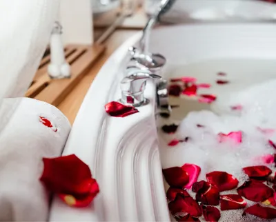 Garden hotel Bishkek - ❤️Когда хочется романтики или хотите удивить любимую  девушку, оригинальное оформление из лепестков роз порадует и вызовет  восхищение! Украшения лепестками роз понравится не только романтичной леди,  но и всем,
