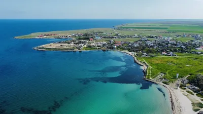 В оккупированном поселке Черноморское в Крыму на пляже роют окопы