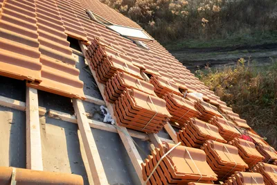 Крыша каркасного дома: какую выбрать и чем покрыть?