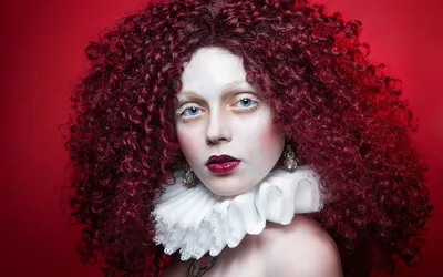 Кудрявая девушка с красными губами и украшениями фотография Stock | Adobe  Stock
