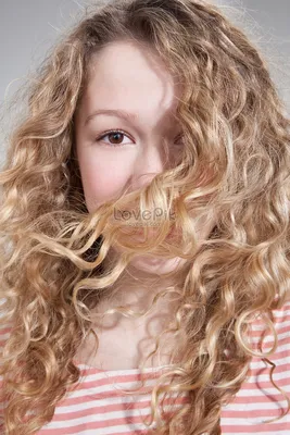 Кудрявые волосы у девушек - 61 фото