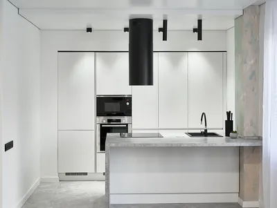 Угловая кухня на заказ с колонной и встроенным холодильником - Пример  работы №204