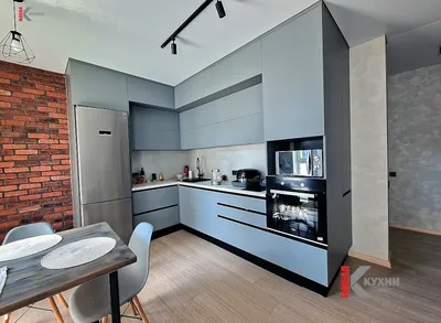 Проект белая встроенная кухня с антресолями и рифлеными фасадами от  компании «KiT» в Иркутске | «KiT кухни и шкафы»
