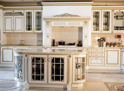Белая кухня «Афина» с патиной: купить в Москве, цены в каталоге мебельной  фабрики «Арлайн»