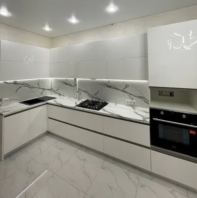 Белая глянцевая угловая кухня №11345 на заказ недорого в Барнауле, фото,  цены