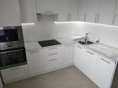 Белая угловая кухня с крашеными фасадами в неоклассическом стиле с  пластиковой столешницей за 210000 рублей от Кухнидар. Фото и проектная  документация