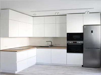 Белая кухня с деревянной столешницей в Электростали