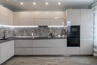Белая угловая кухня в современном стиле с высокими верхними шкафами