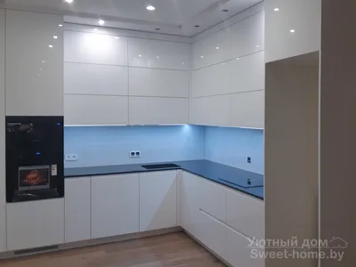 Кухня в серых тонах с белым на заказ в Москве / Eraberani