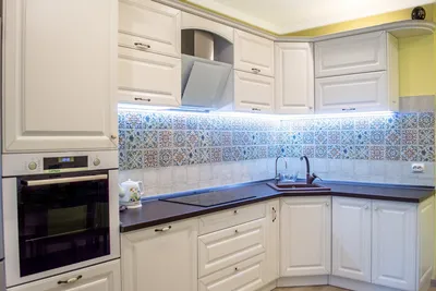 Проект белая угловая кухня без навесных шкафов в загородный дом от компании  «KiT» в Иркутске | «KiT кухни и шкафы»